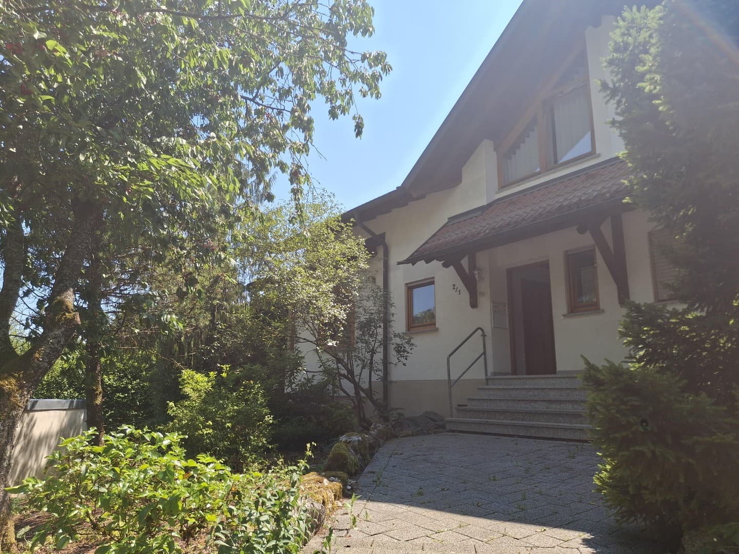 Schönes Einfamilienhaus in zentraler ruhiger Lage mit großem Garten und Swimmingpool.
