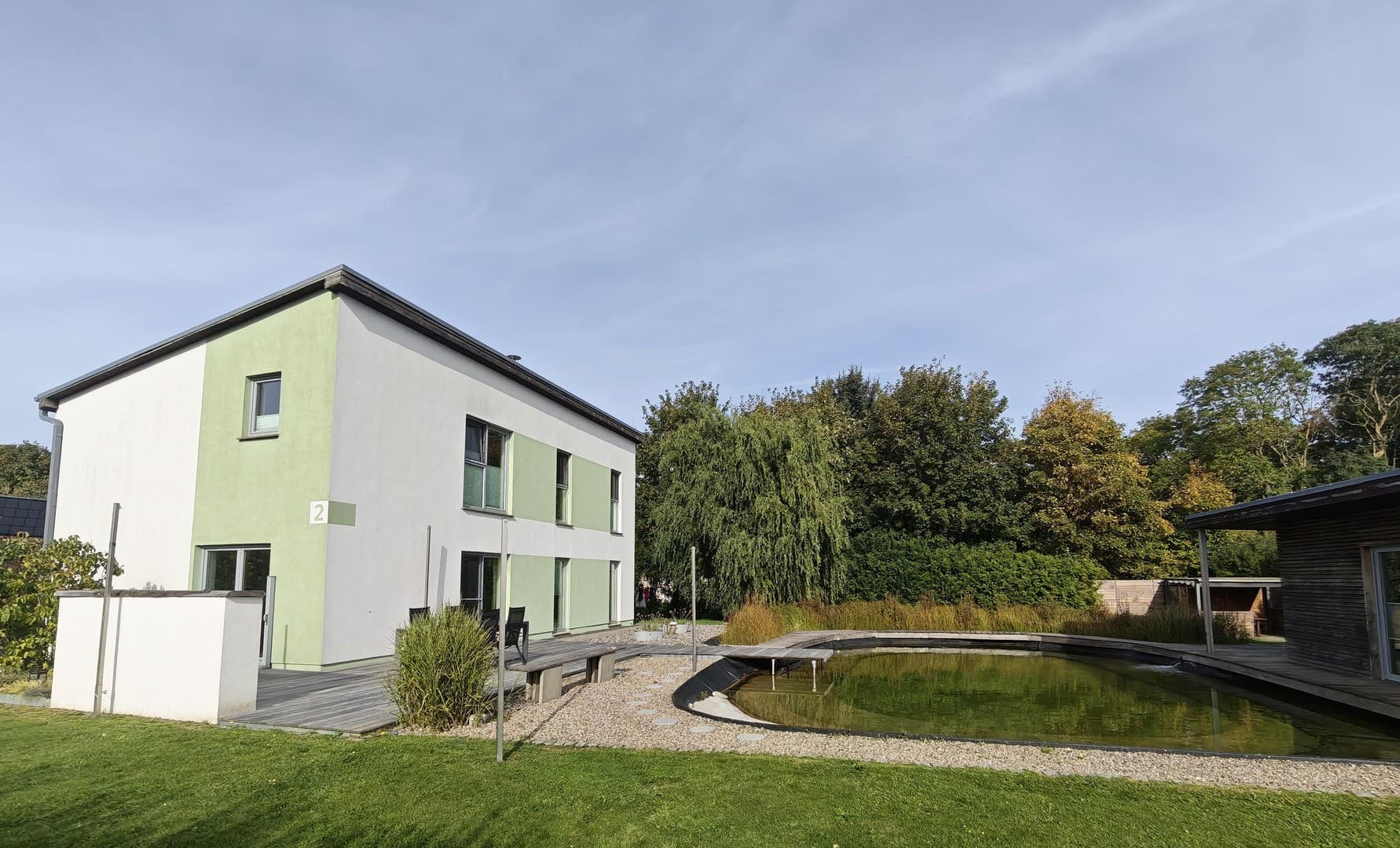Architektenhaus mit Naturteich, Sauna, Solar + vielseitigem Nebengebäude