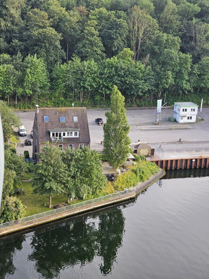 Rarität am NOK: Hist. Hafenmeisterei in Kiel mit direktem Blick auf 30.000 Schiffe im Jahr