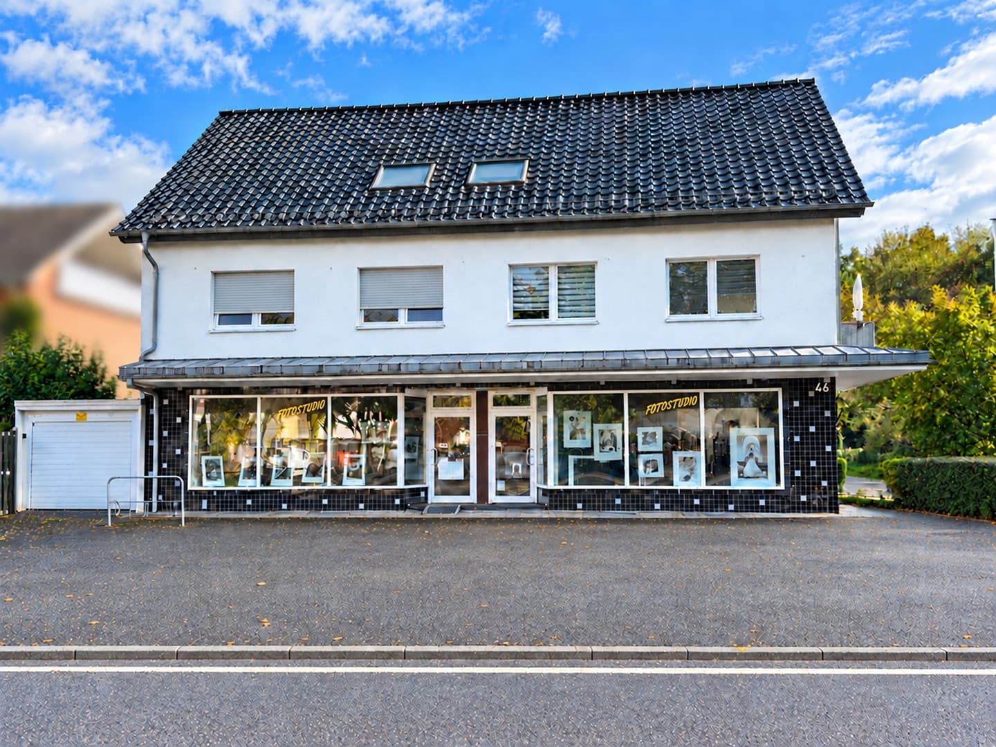 100 m² Gewerbefläche mit breiter Fensterfront und ca. 5 Stellplätzen – Schloß Neuhaus