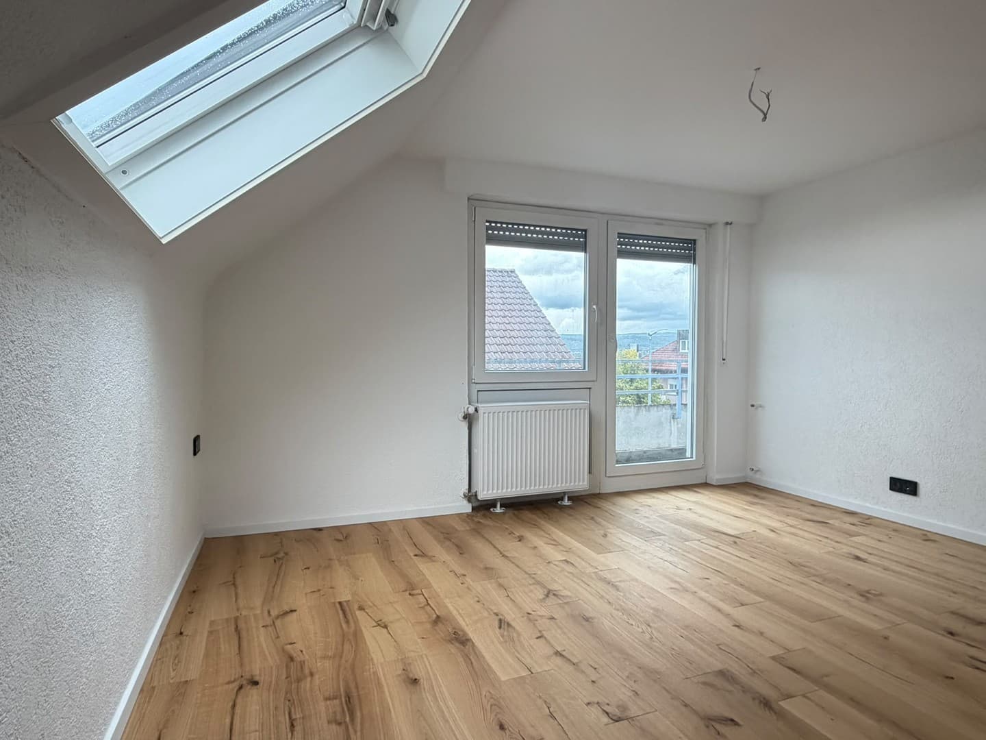 Frisch renovierte 3-Zimmer-Dachgeschosswohnung mit Parkett & Balkon in zentraler Lage von Schorndorf