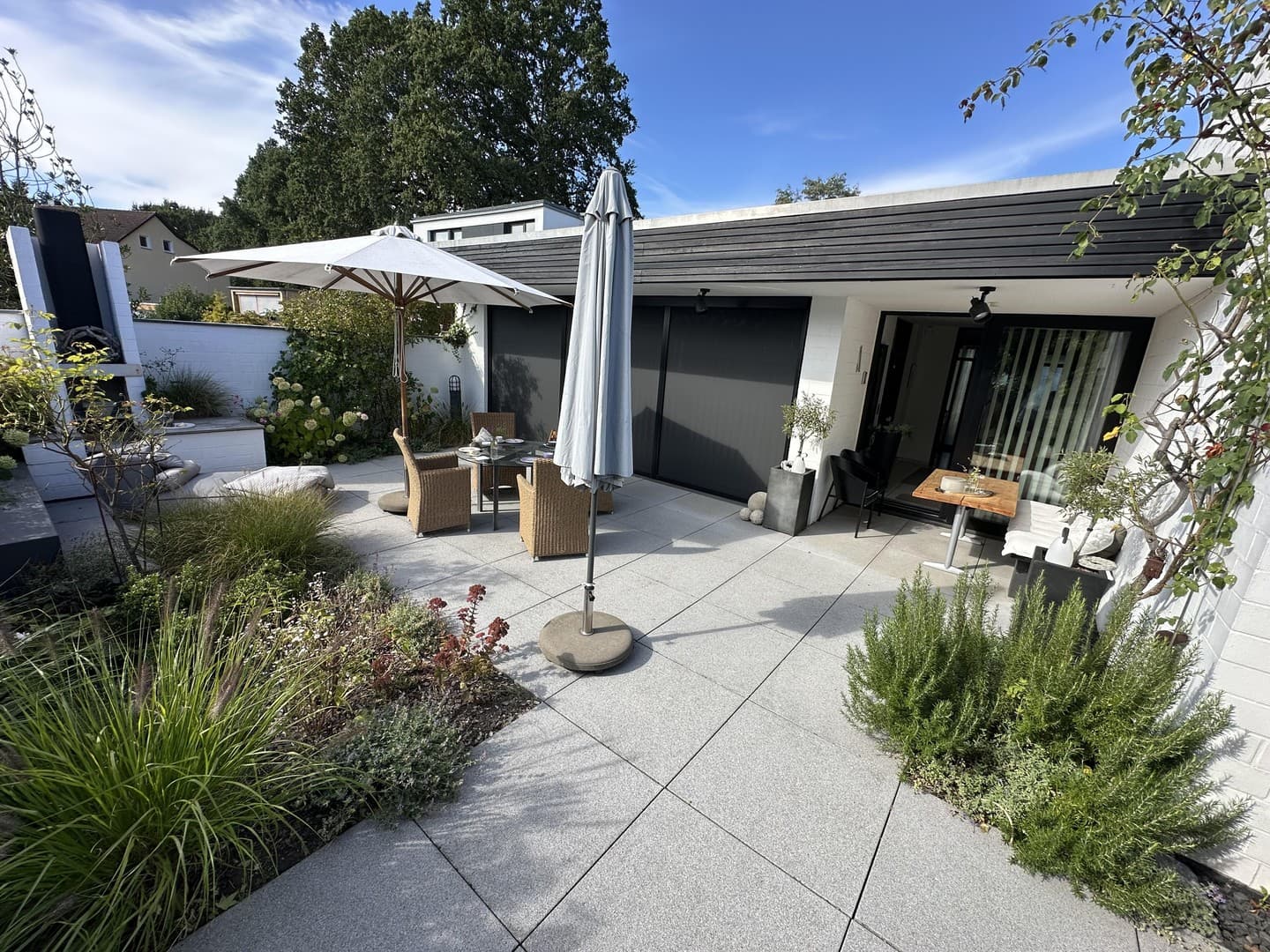 Großzügiges Split-Level-Haus in Bungalowbauweise mit Atrium