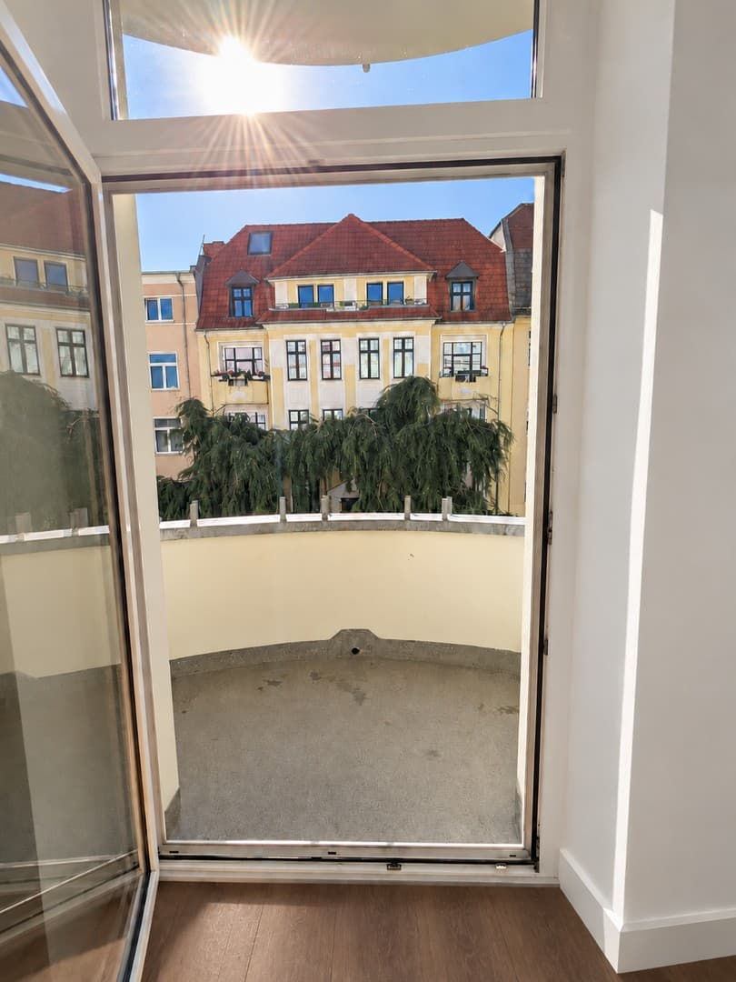 Altbau-Erstbezug nach Sanierung, Balkon & Top-Lage im Stadtfeld