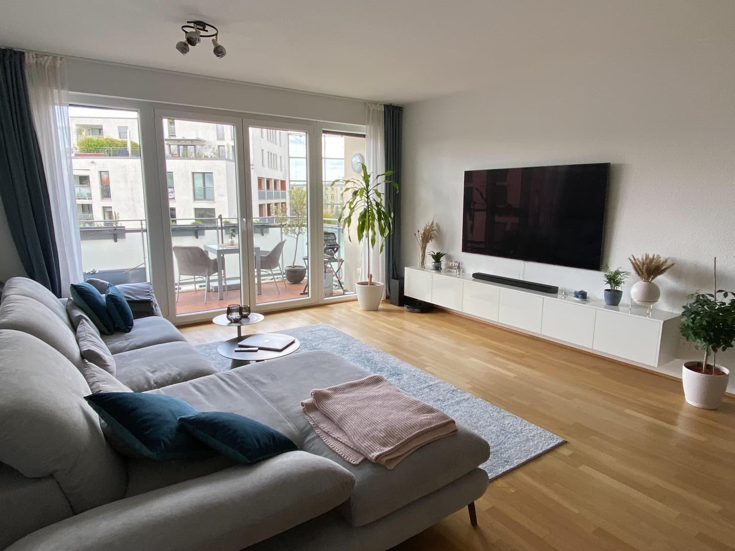 Möblierte 3-Zimmerwohnung mit Balkon am Eifelplatz - zur langfristigen Untermiete