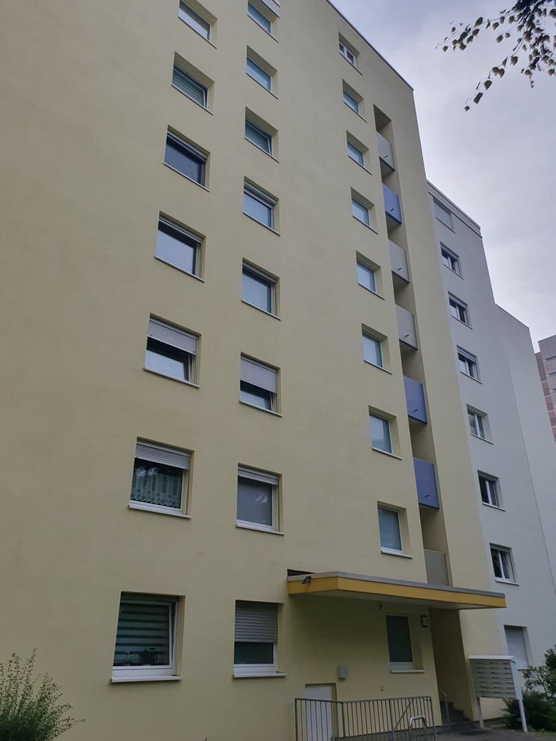 kernsarnierte 2,5-Zimmerwohnung mit Skyline-Blick und Top-Anbindung