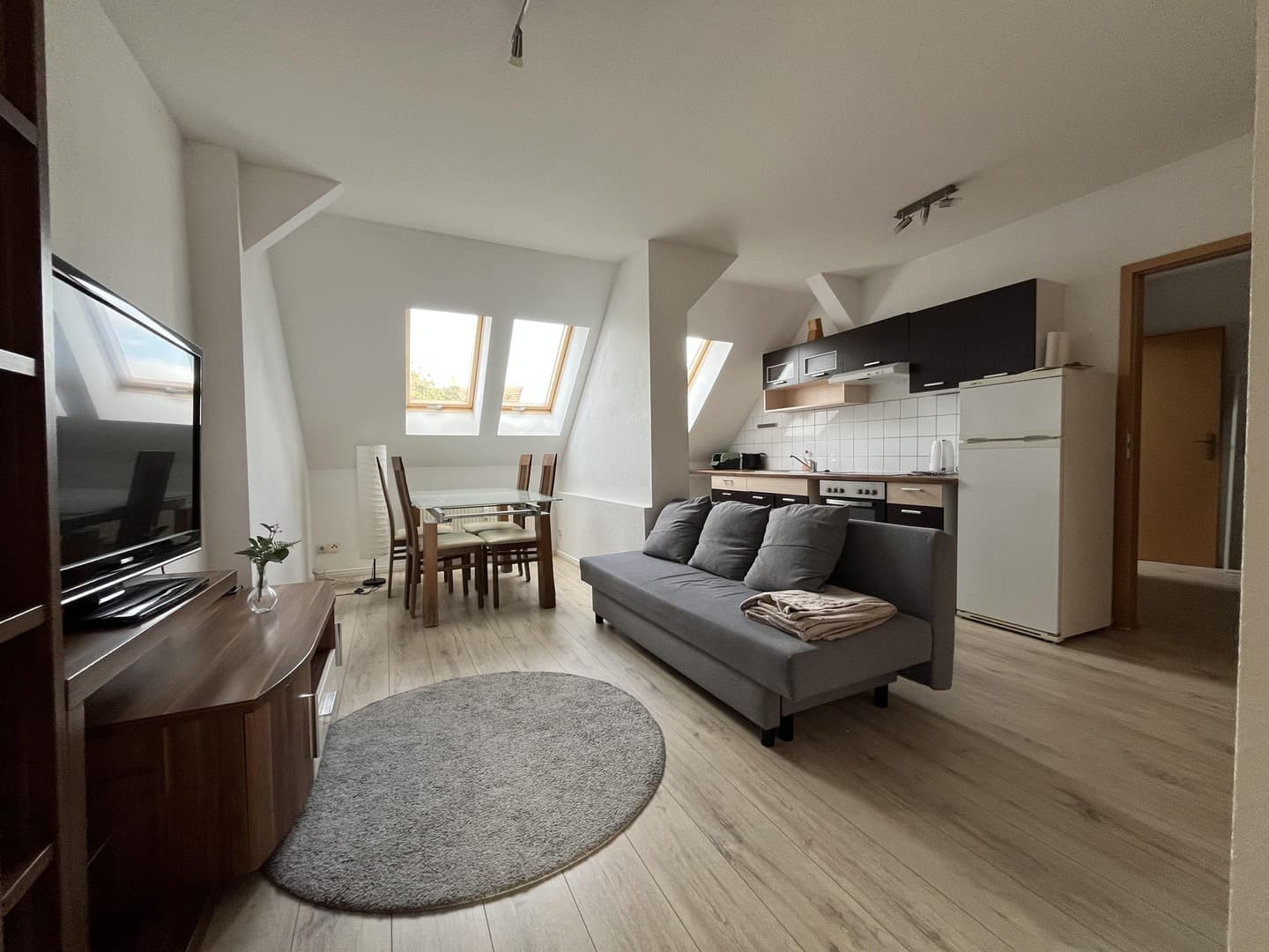 teilmöblierte DG-Wohnung mit EBK