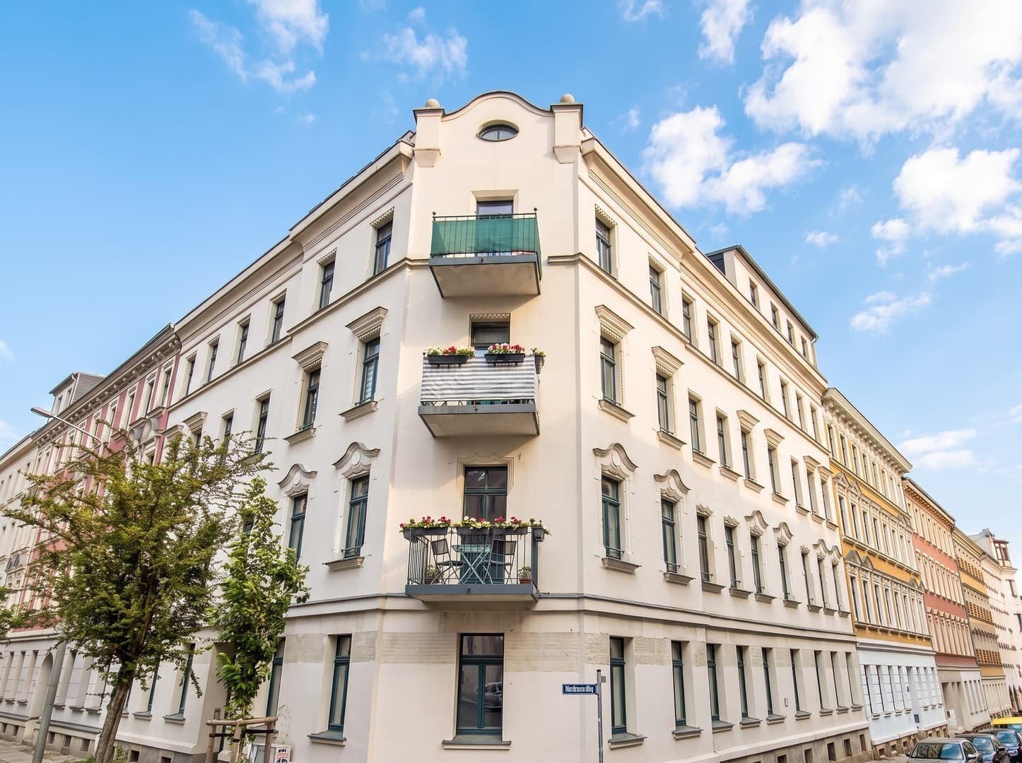 Frisch saniert in Stötteritz: 2 Zimmer mit großzügiger Wohnküche & Balkon ins Grüne