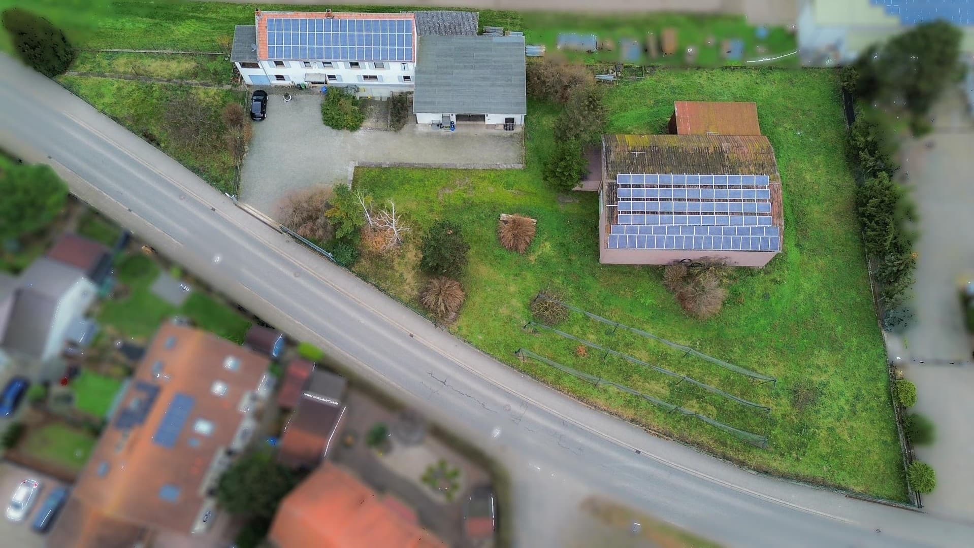 Vielseitiges Anwesen mit Wohnhaus, Lagerhallen & großem Hof