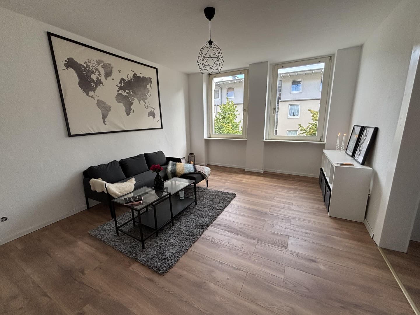 Lichtdurchflutete renovierte 54qm-Wohnung inkl. Einbauküche & Möbel
