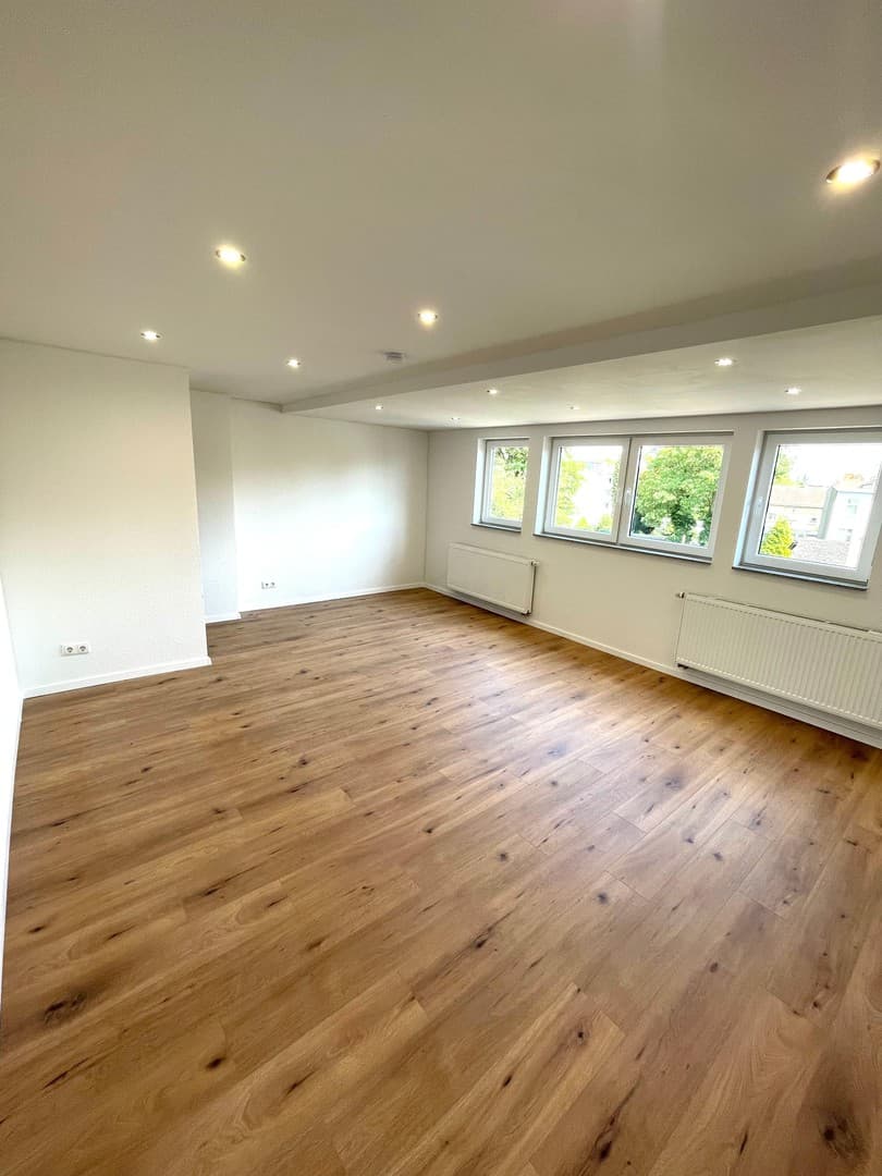 Lichtdurchfluteter Wohntraum im Dachgeschoss - Vollständig sanierte 3-Zimmer Wohnung
