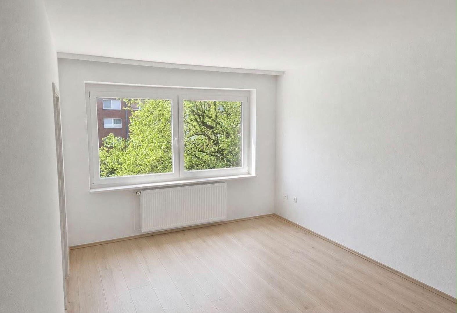 Helle, modernisierte 1-Zimmer-Wohnung mit separatem Küchenraum in Krefeld-Benrad