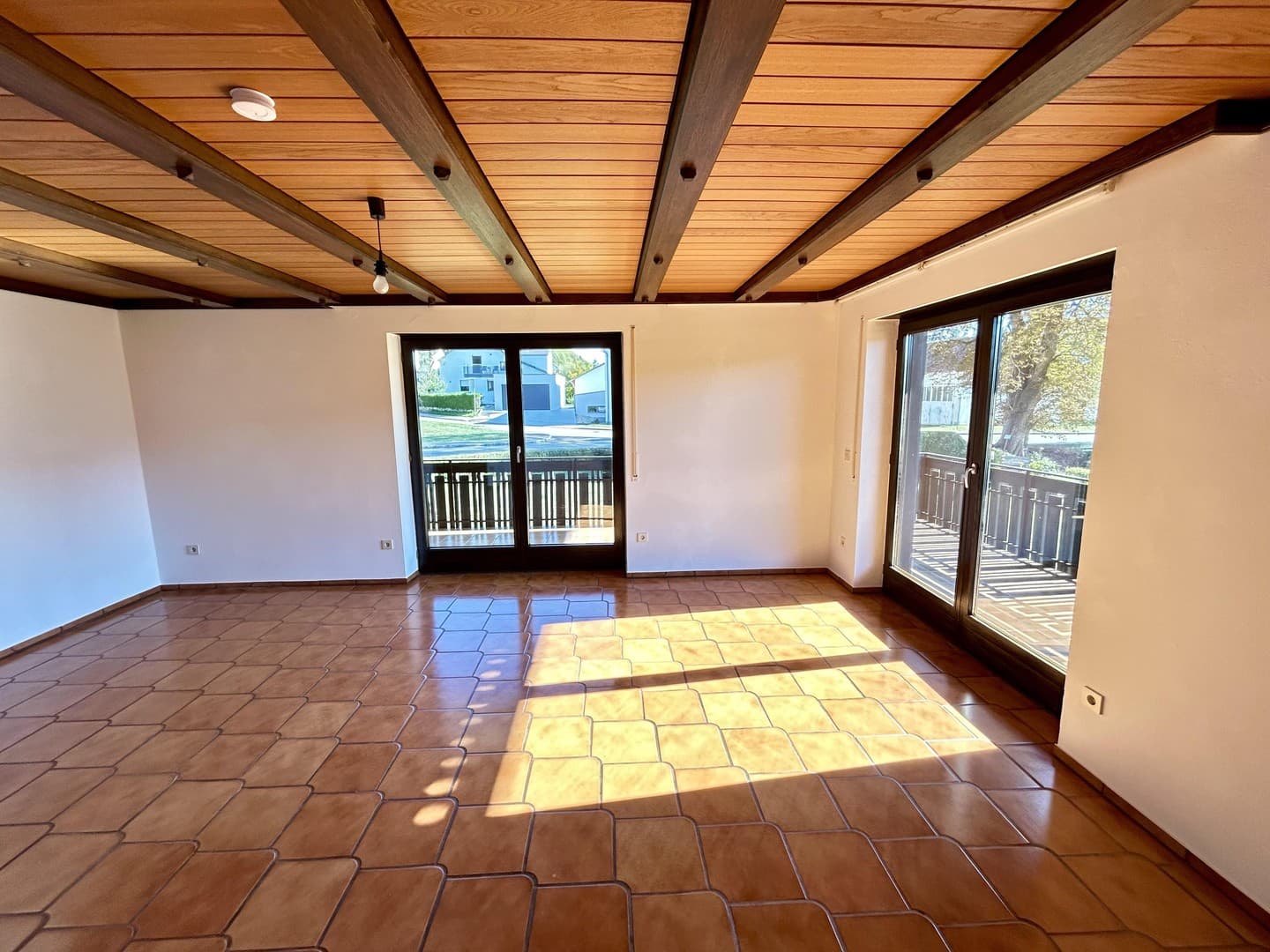 Helle 4,5-Zimmer-Wohnung mit Balkon, Garten und Wärmepumpe in Obereichstätt zu vermieten