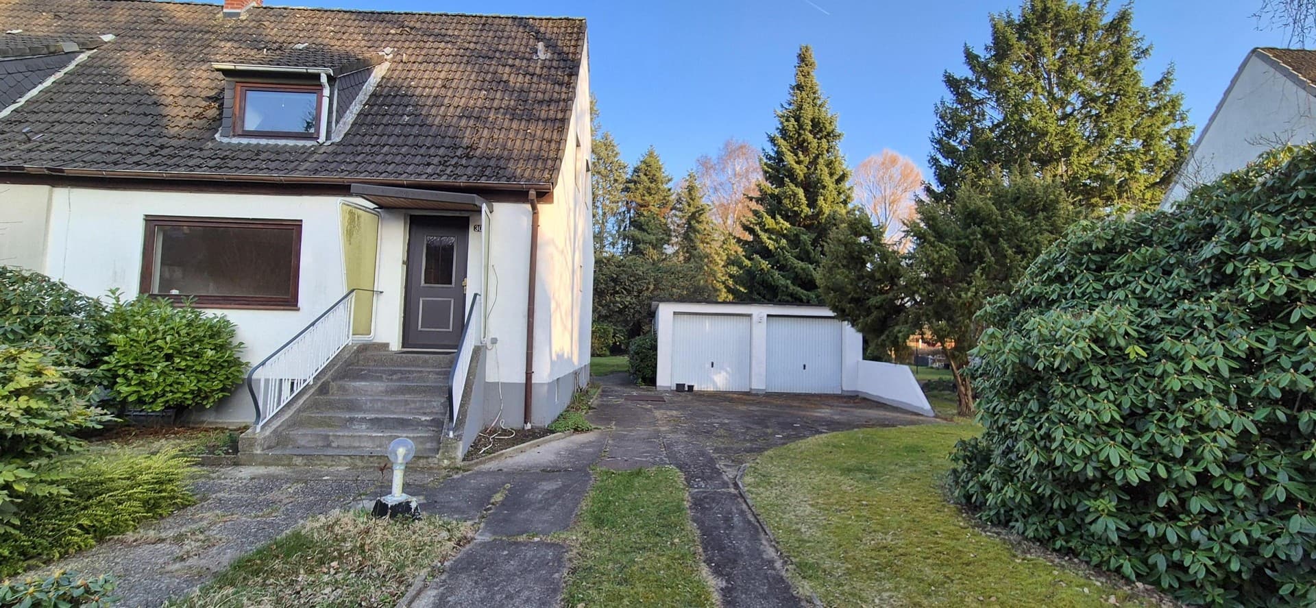 Doppelhaushälfte auf 850 m² Grundstück mit Doppelgarage und Entwicklungspotenzial in ruhiger Lage
