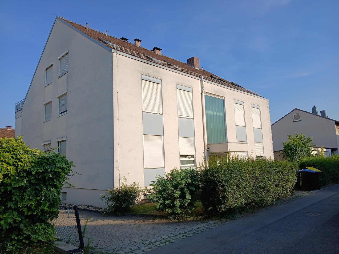 Geräumige Drei-Zimmer-Wohnung mit Traum-Balkon in zentraler und doch ruhiger Lage in Bergrheinfeld