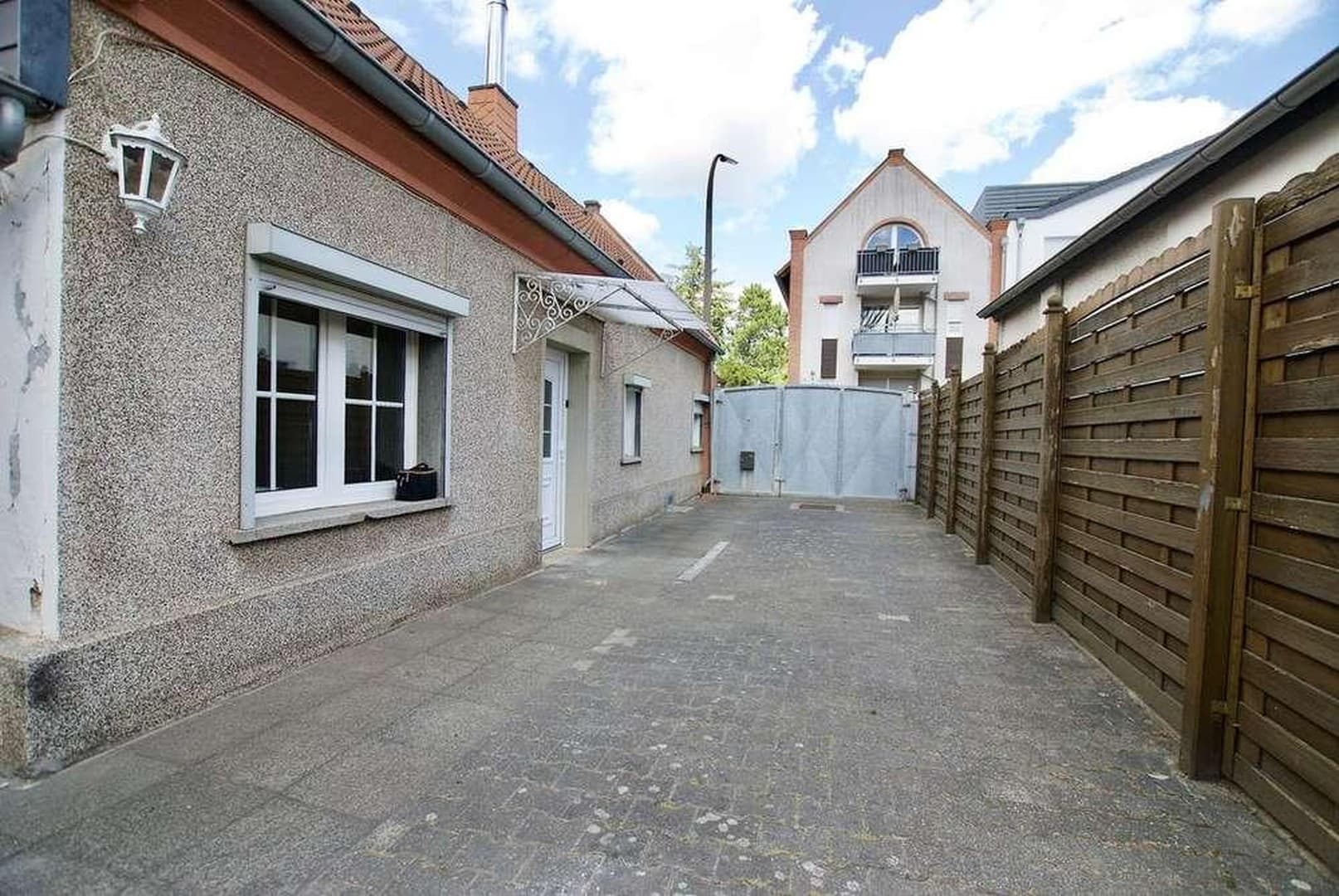Einfamilienhaus in Erftstadt-Kierdorf mit Lagerhalle, Monteurunterkunft, Stellplätzen & Hof