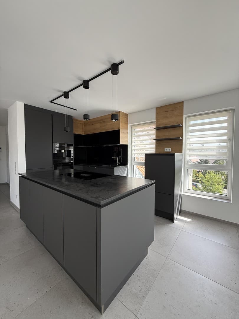 Teilmöblierte 4,5-Zi. Whg. mit EBK, Balkon, 2 TG Stellplätzen