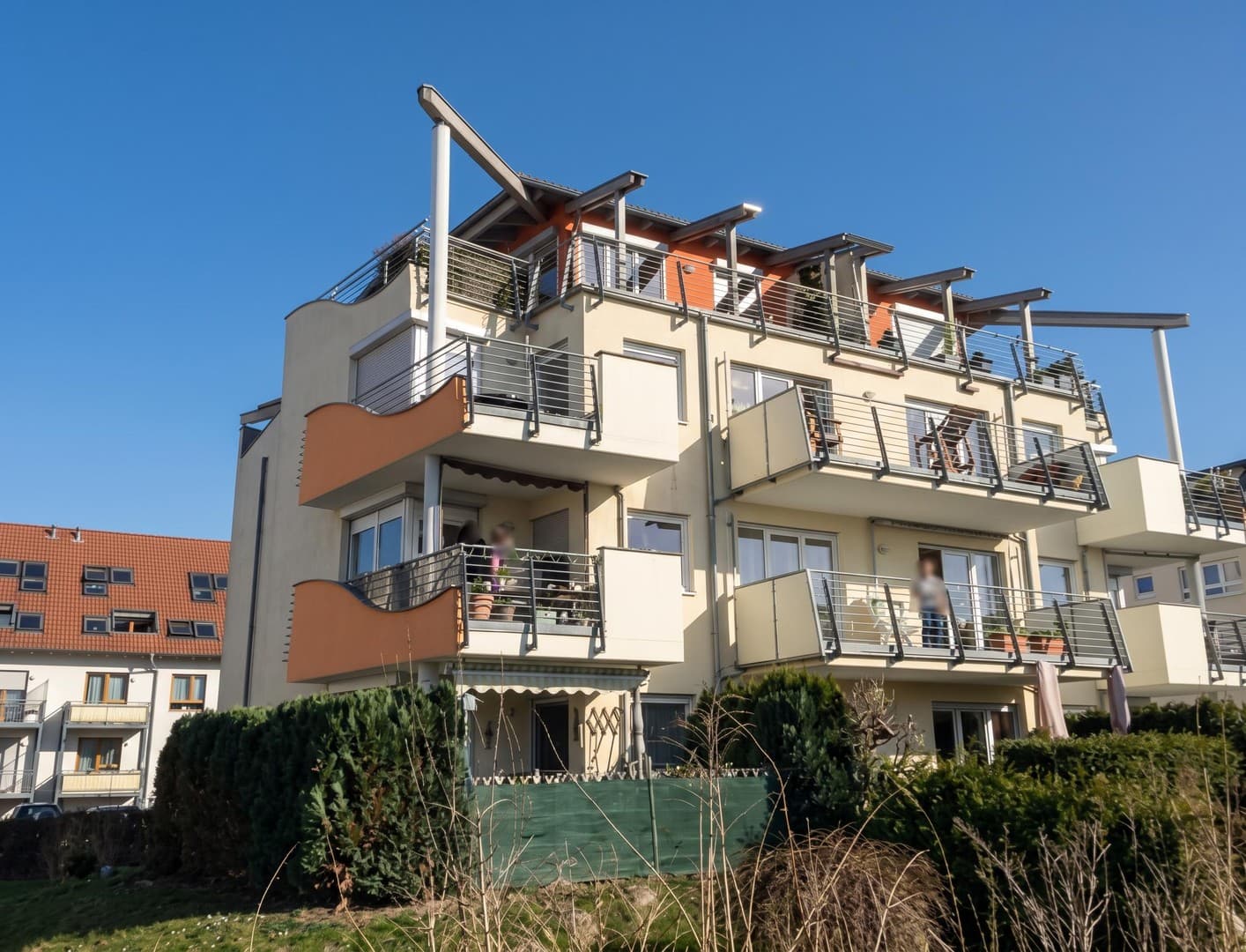 Helle 3-Zimmer-Wohnung mit 2 Balkonen, neuer Einbauküche und Blick ins Grüne