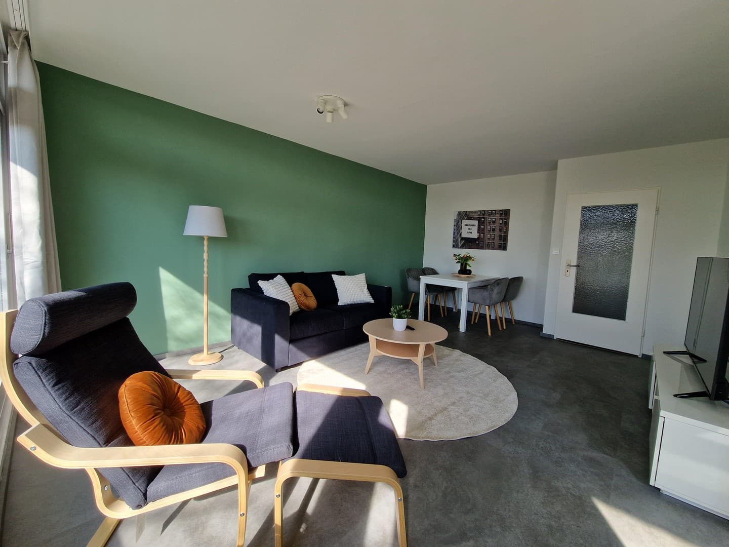 Saniert und möblierte 2 Zimmer Wohnung mit Stellplatz ab SOFORT FREI