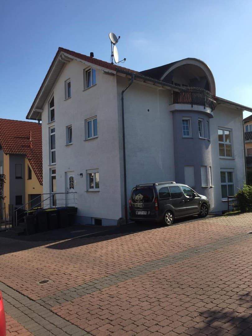 Sonnige 3 Zimmer DG-Wohnung m. EBK+Außenstellplatz, 2 Balkone