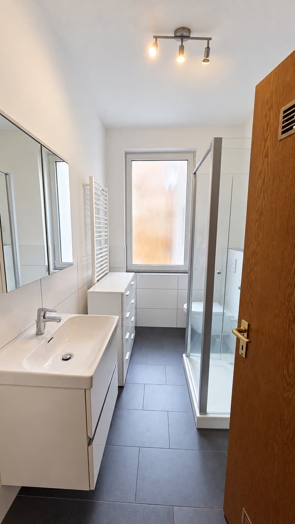 Modernisierte 3-Zimmer-Altbauwohnung mit Echtholzparkett & neuer Einbauküche – Fürth Innenstadt