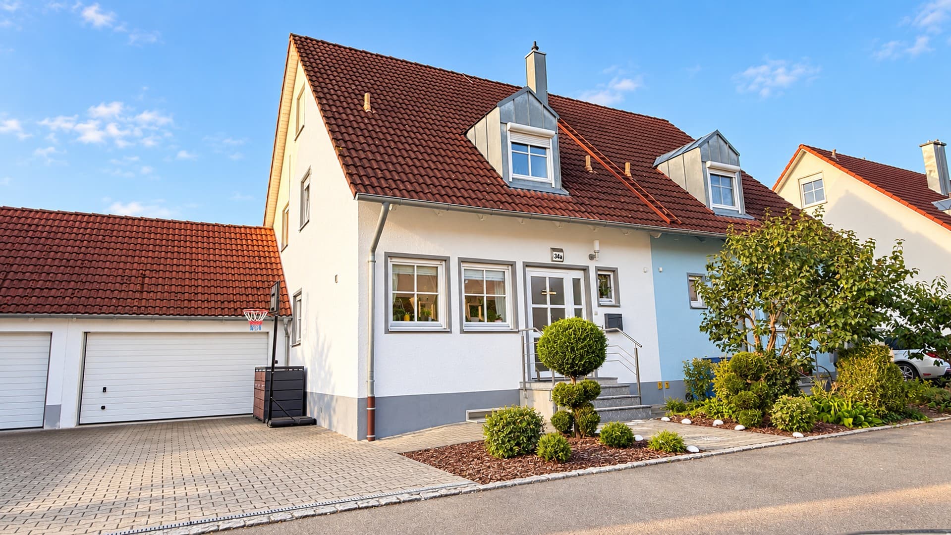 Gepflegte Doppelhaushälfte mit großer Terrasse, Dachstudio, Garage und moderner Ausstattung