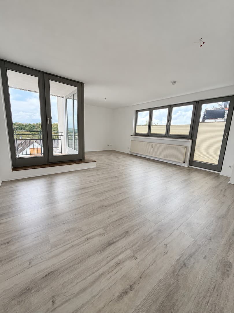 Helle 2-Zimmer-Wohnung mit Weitblick, Loggia & Stellplatz