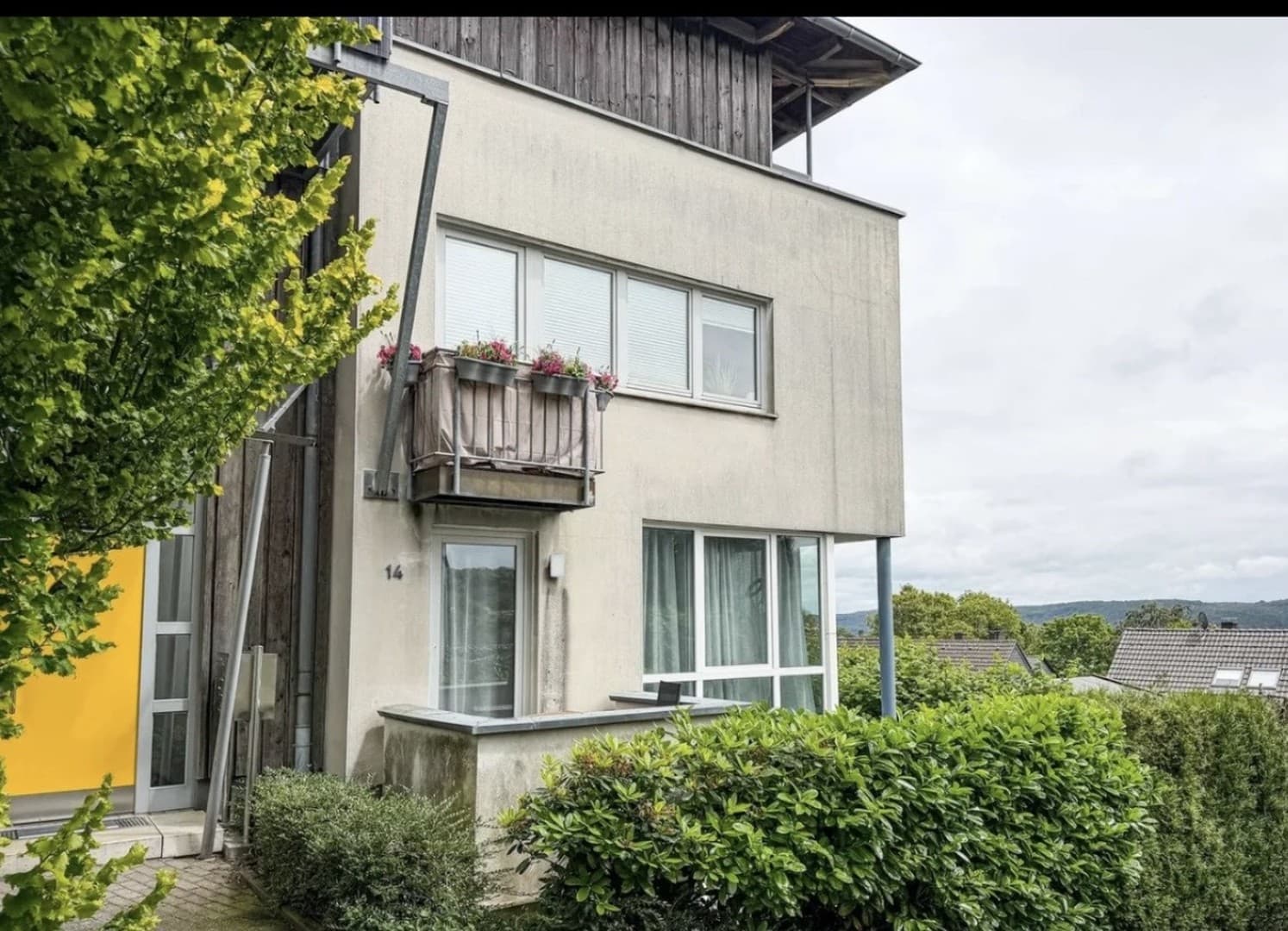 Helle 2-Zimmer-Wohnung mit Weitblick, Loggia & Stellplatz