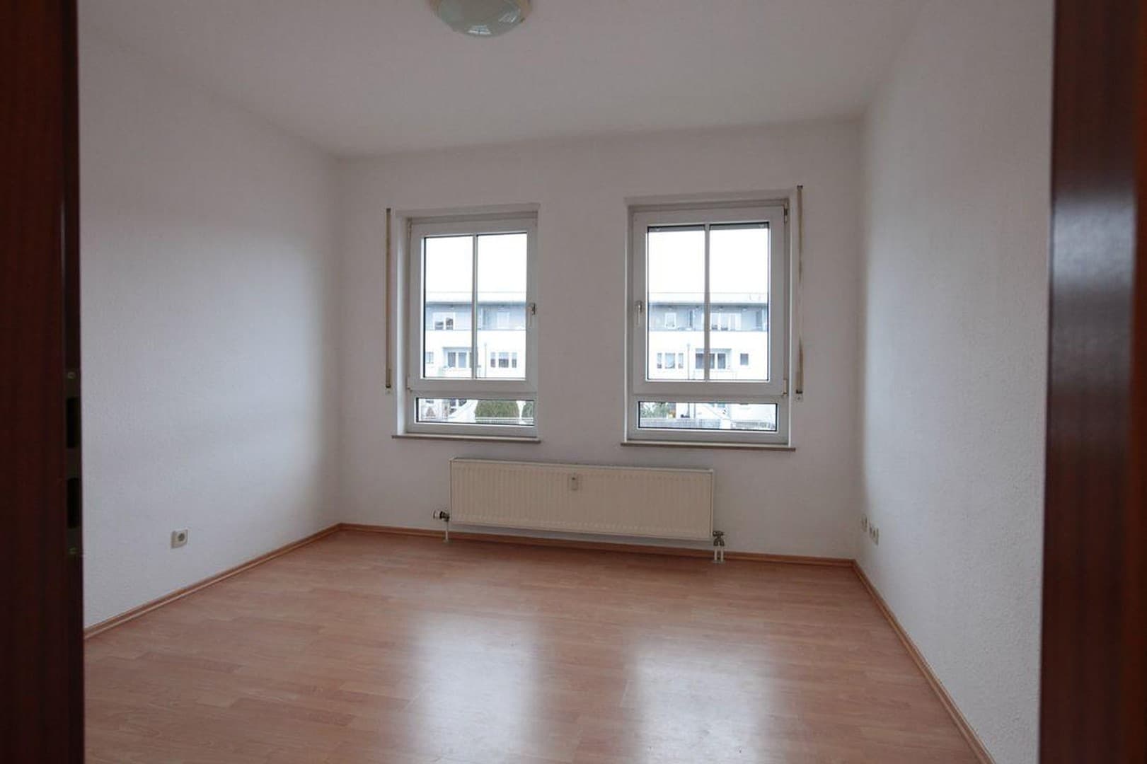 1-Zimmer-Apartment in Laubegast: frisch gestrichen, Einbauküche, Aufzug – auf Wunsch möbliert