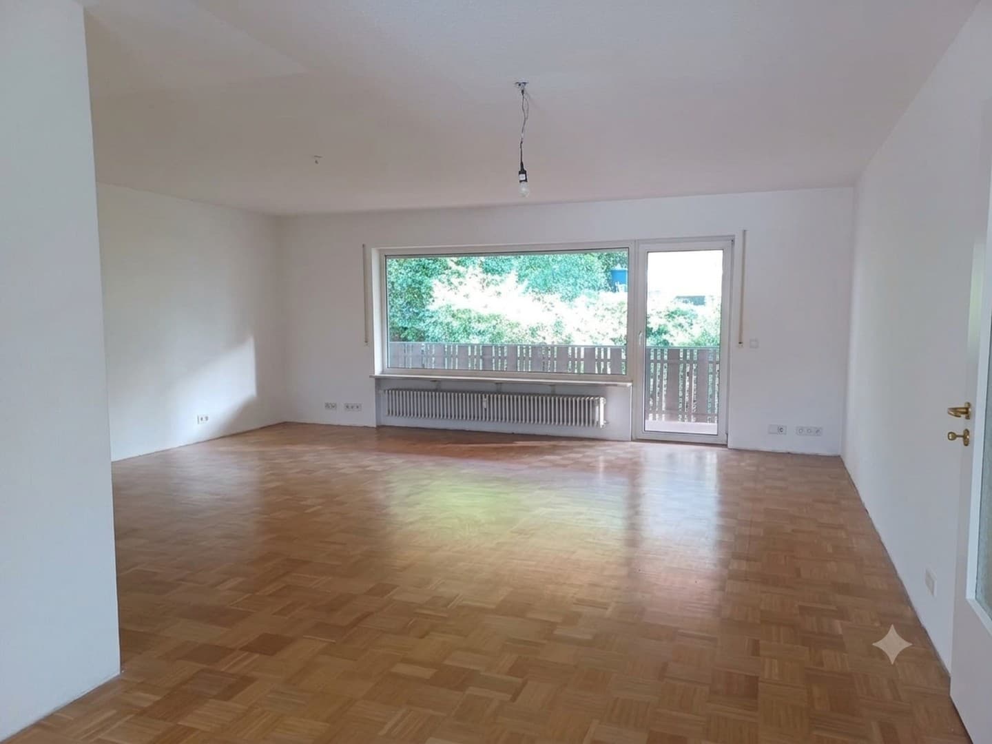 Großzügige, neu renovierte 3,5-Zimmer-Wohnung mit 115 m², großem Balkon, Garage und Stellplatz