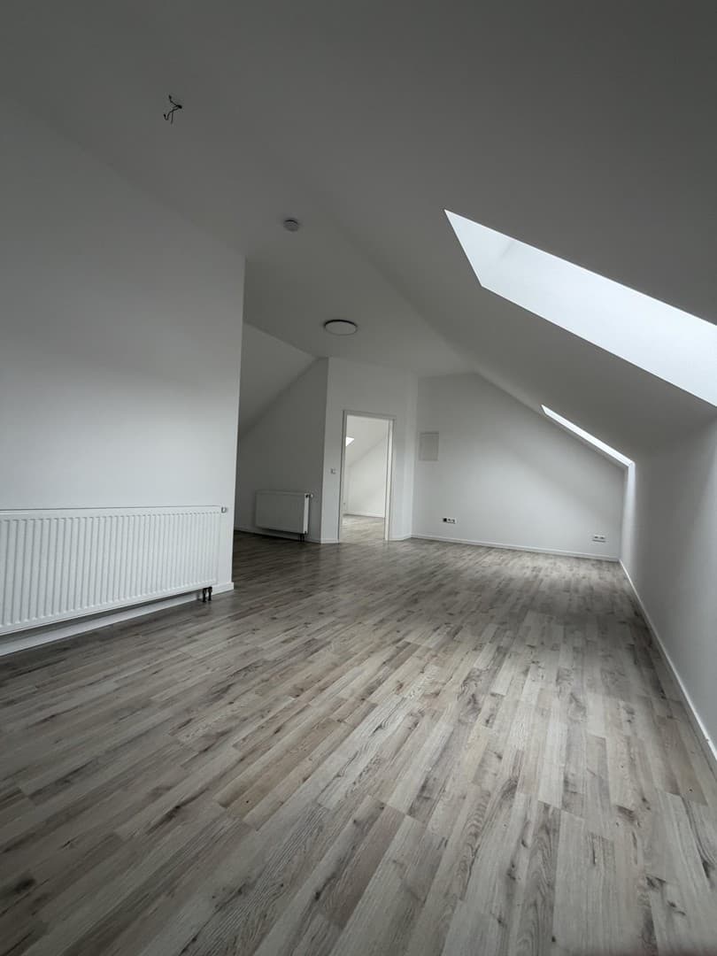 Helle 2-Zimmer-Dachgeschosswohnung in ruhiger Lage in Sandweier bei Baden-Baden