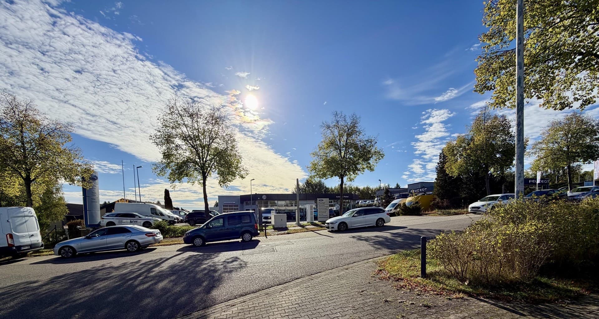 Moderne Autohaus-Immobilie mit Werkstatt und Showroom – Betriebsübernahme optional