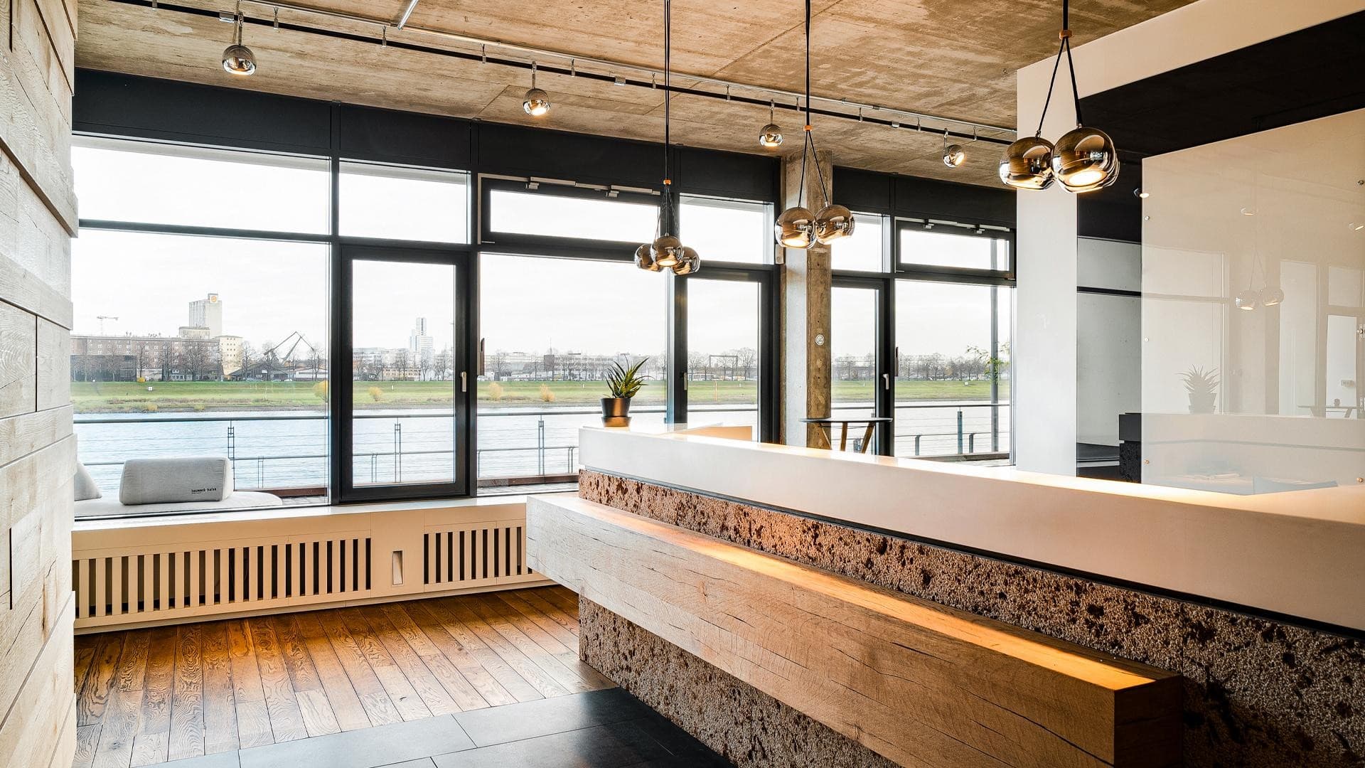 Hochwertige Büroeinheit im Rheinauhafen mit Blick auf den Rhein