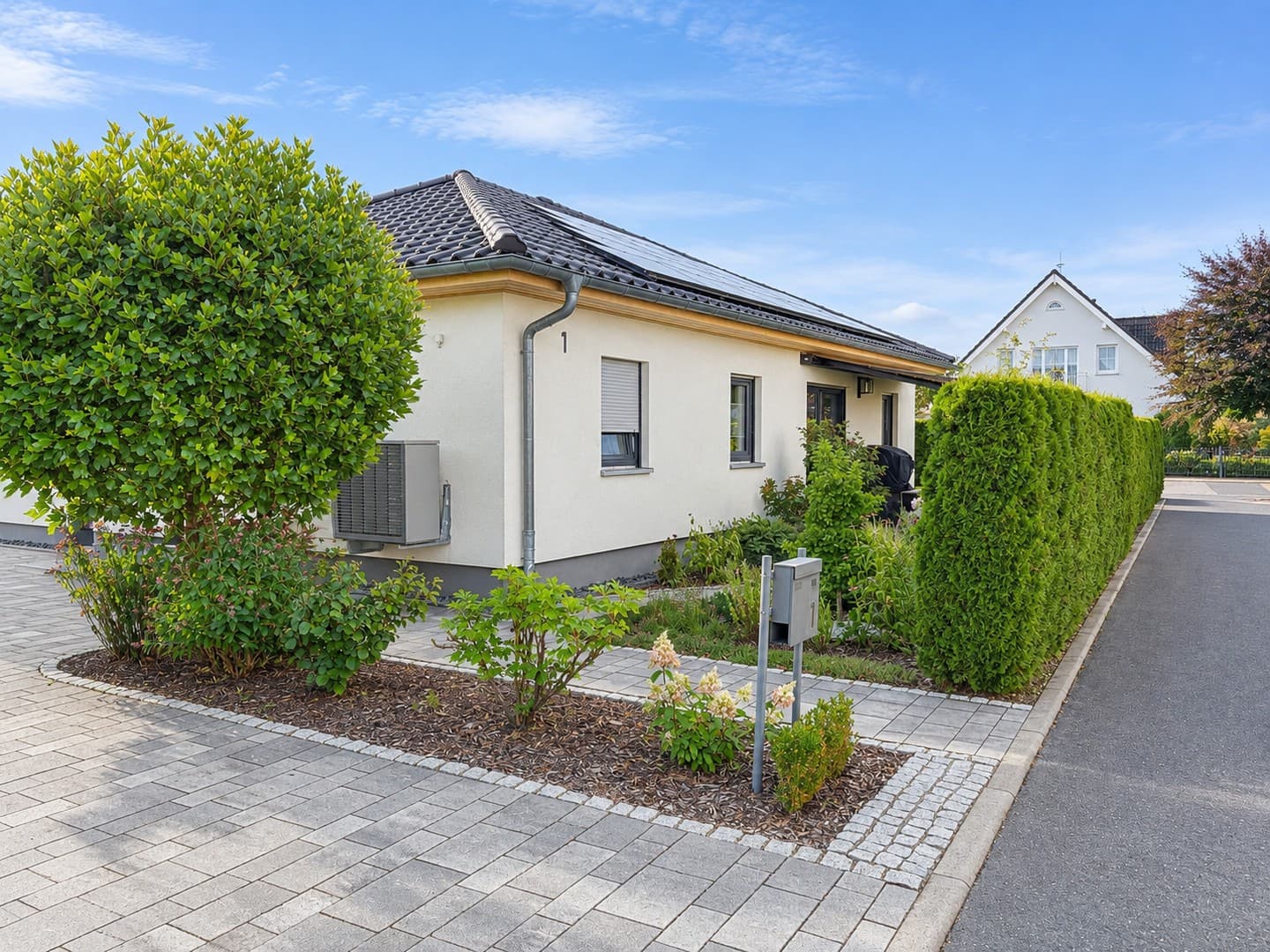 Modernes Zuhause bei Dresden: Pool, Photovoltaik, Speicher, Wallbox & Garage