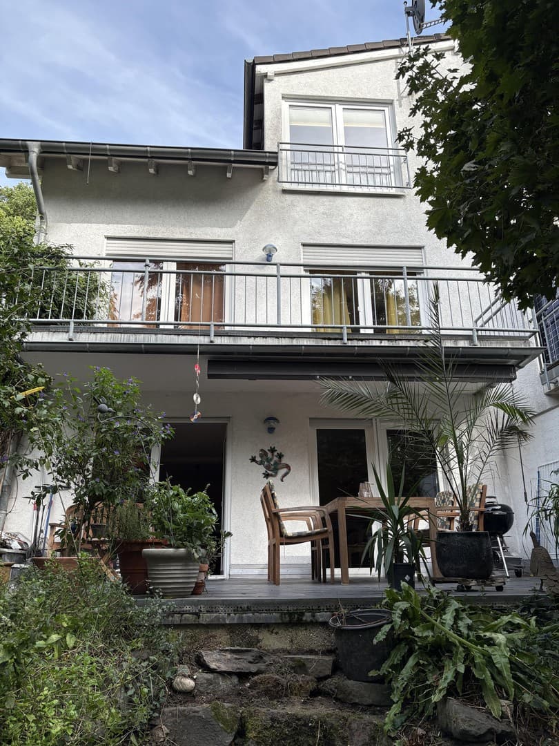 Garten Maisonette und Dachgeschoss Wohnung in Doppelhaushälfte