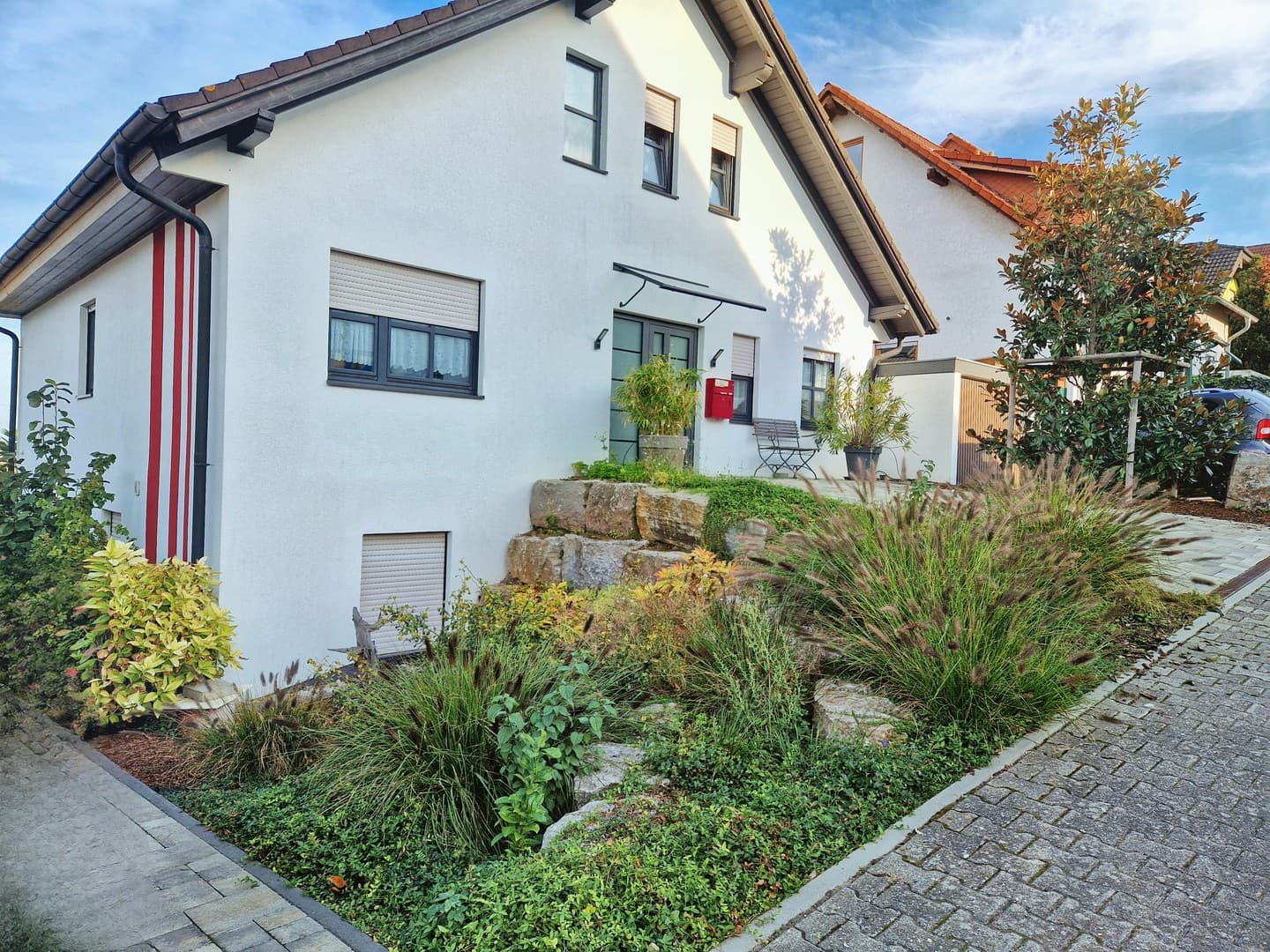 Freistehendes Wohnhaus mit Einliegerwohnung, Studio, Pool und 698 m² Grundstück