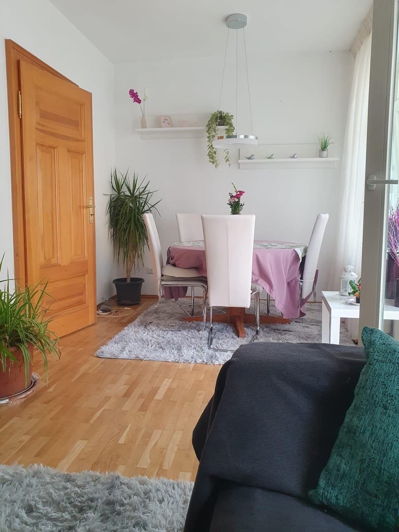 ruhige, helle 2-Raum Wohnung mit Parkettboden + Balkon + Küche