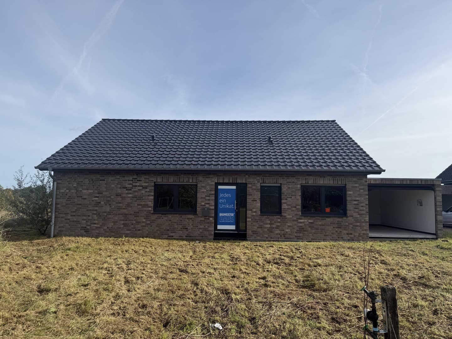 Zwangsversteigerung: Neubau mit geschlossener Hülle, Dach, Fenstern und Garage.