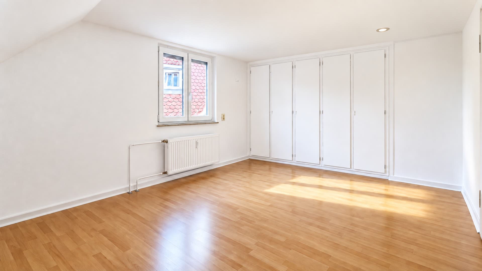 Traumhafte Dachterrasse! Helle 2-Zimmer-Dachgeschosswohnung in zentraler Lage