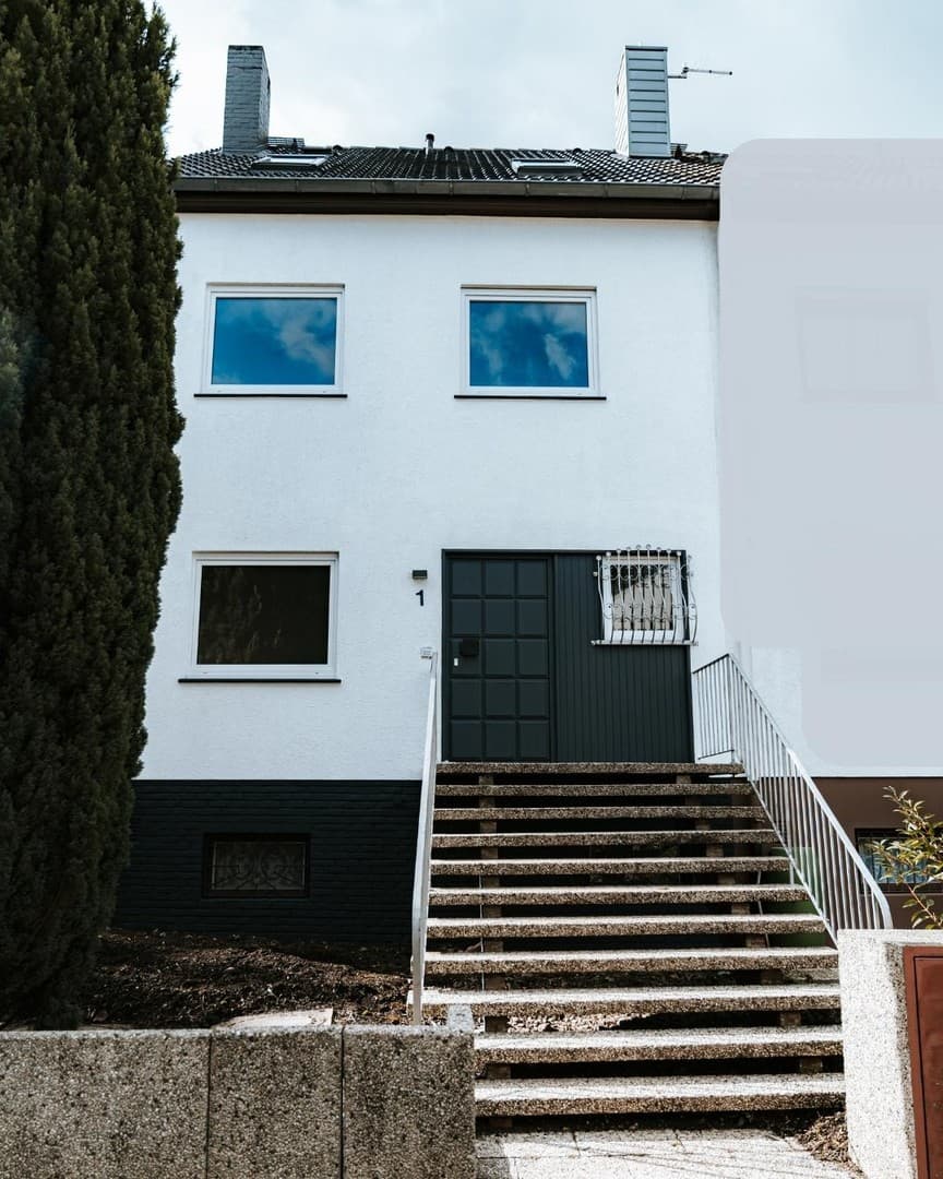 Modernisiertes Reihenendhaus mit Garten & Stellplätzen
