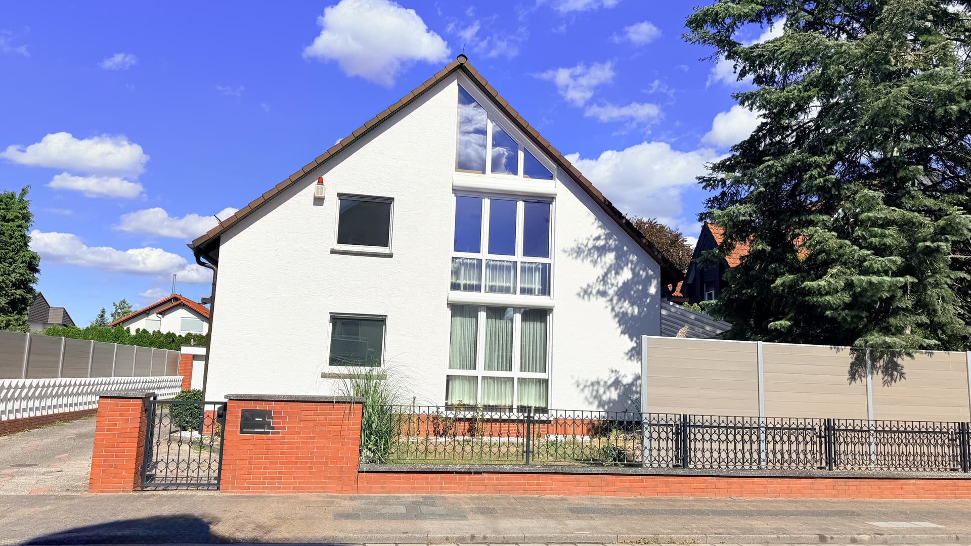 7-Zimmer-Einfamilienhaus mit Indoor-Pool, Sauna und 760 m² Grundstück mit Bebauungspotenzial