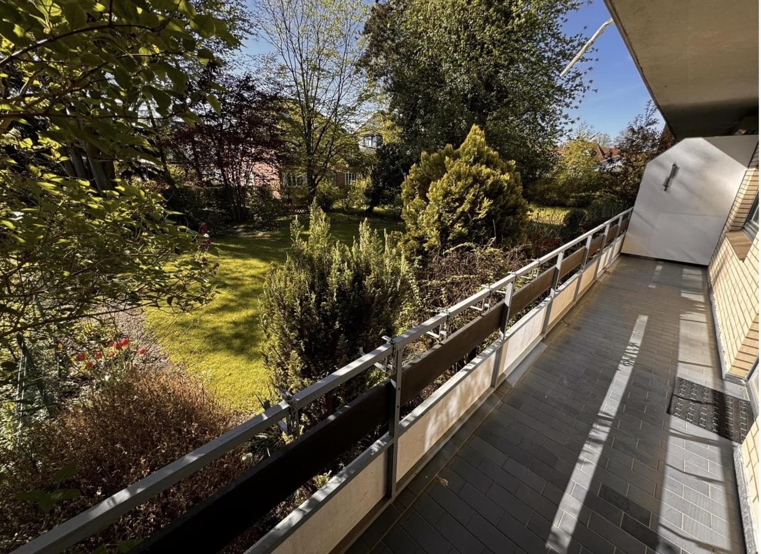 Sanierte 3 Zimmer Wohnung mit offener Wohnküche, Balkon und Gartennutzung, ruhig nahe Stadtpark