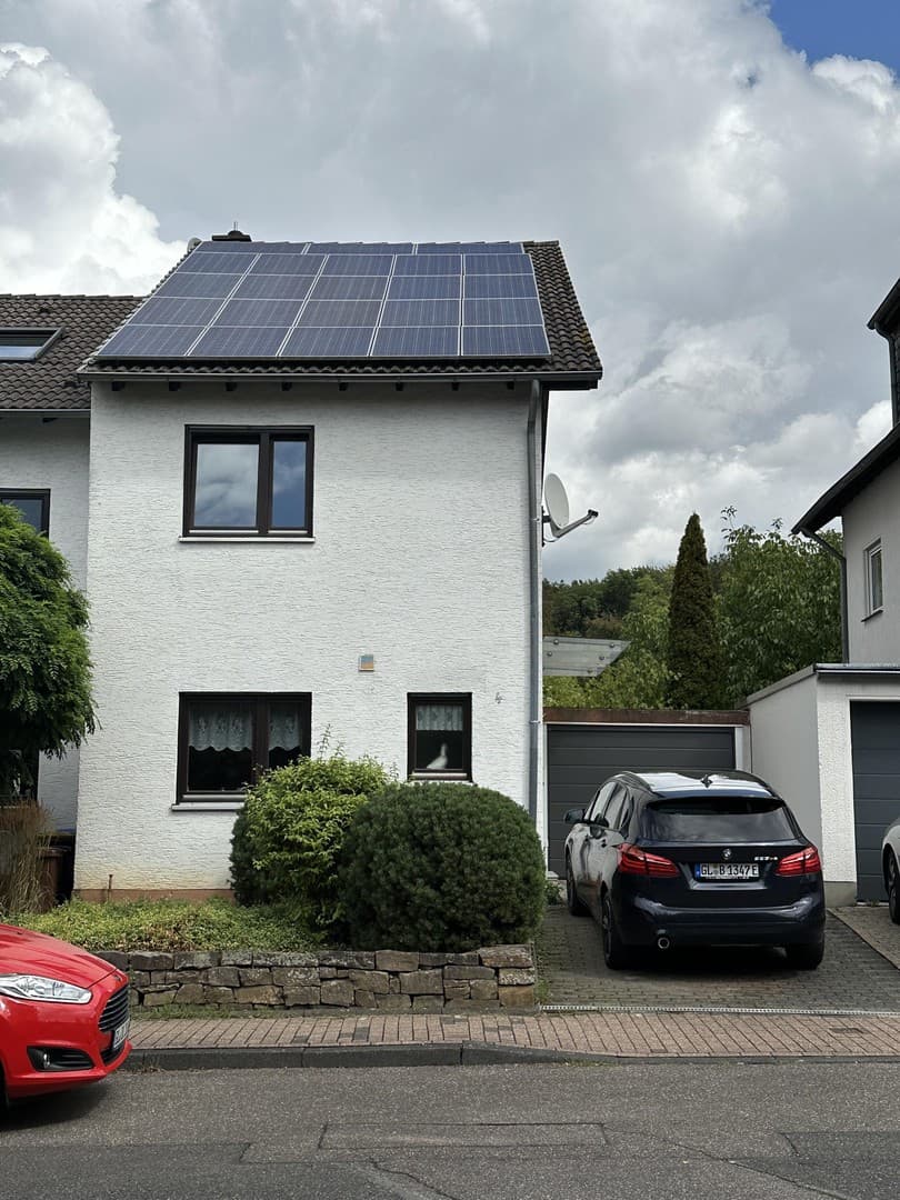 Reihenendhaus mit moderner Energietechnik und Sanierungsbedarf