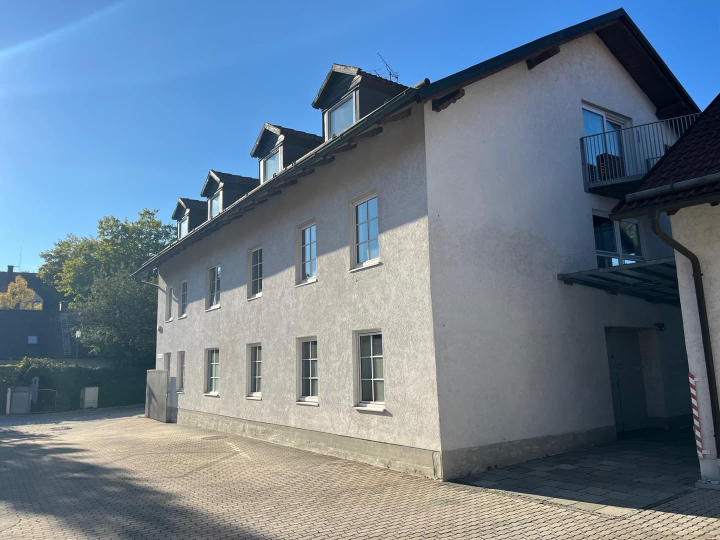 Helle Büroräume 91qm mit Küche, inkl. 42qm Lagerfläche in Feldkirchen nahe München