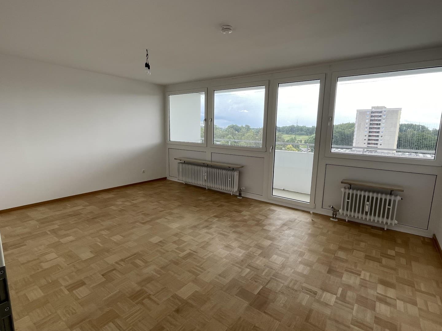 Frisch sanierte 3-Zimmer Wohnung mit großem Balkon und Aussicht! Sofort frei