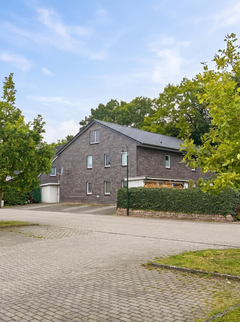 Modernes, großzügiges Zweifamilienhaus mit vielseitigem Nutzungspotenzial und Ausbaureserve