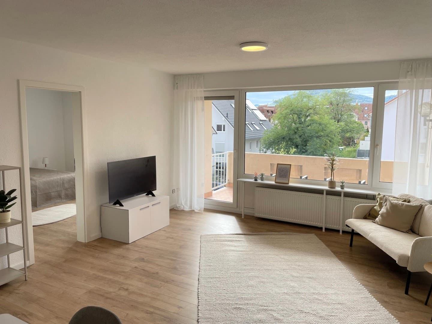 Renovierte 2-Zimmer-Wohnung mit viel Raum, Balkon & TG-Stellplatz, provisionsfrei