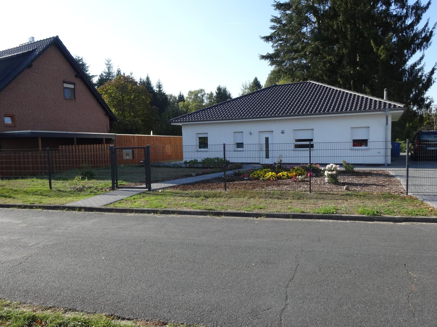 Moderner 3-Zimmer-Bungalow mit großem Grundstück /4654 m2 und direktem Zugang zum Wald