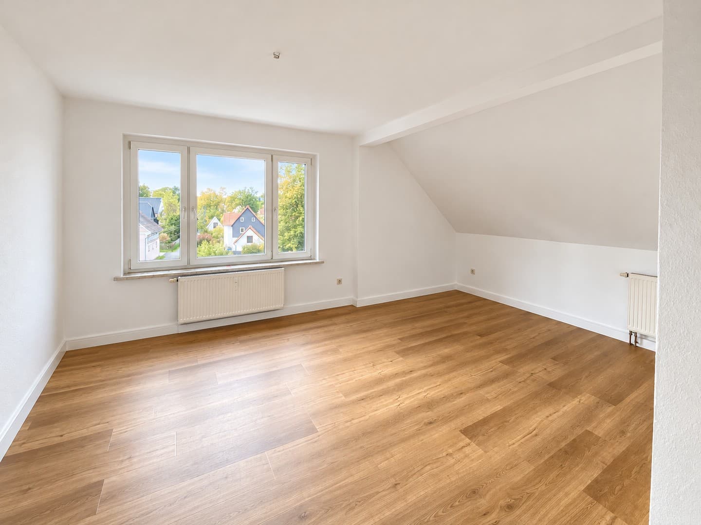 Frisch renovierte 3,5-Zimmer-Dachgeschosswohnung in Langenbernsdorf – sofort verfügbar