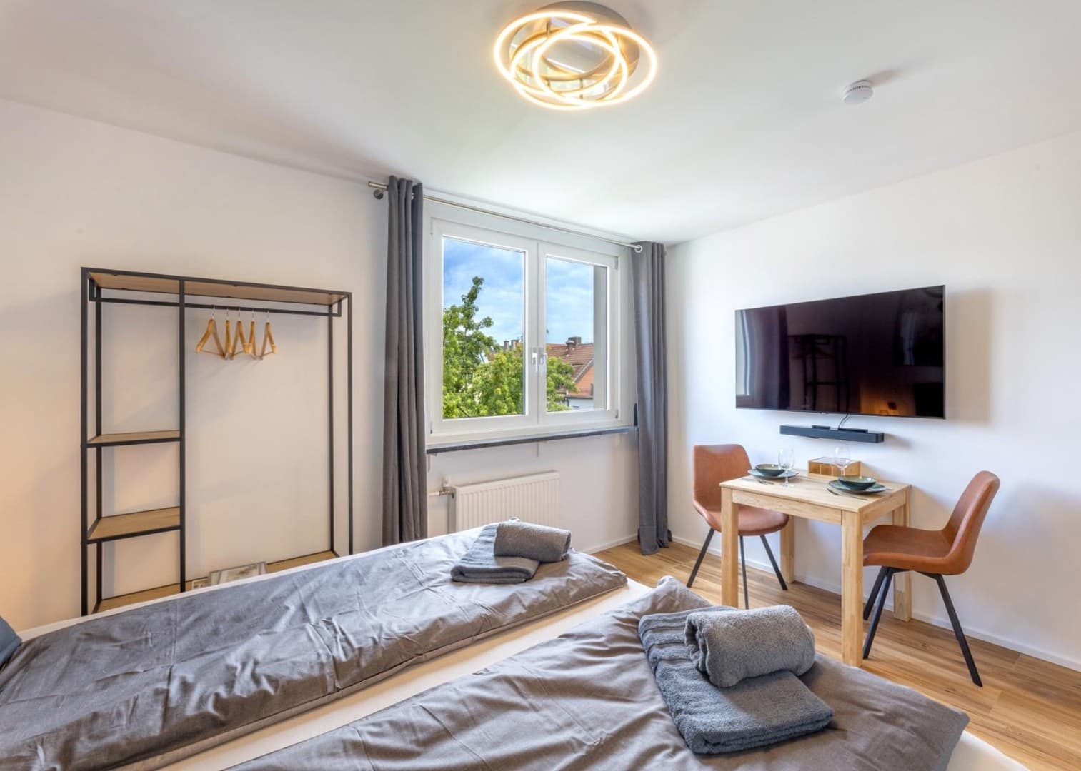 Exklusiv möbliert im Herzen Münchens: ruhiges Apartment im Lehel nahe Eisbach und Isar