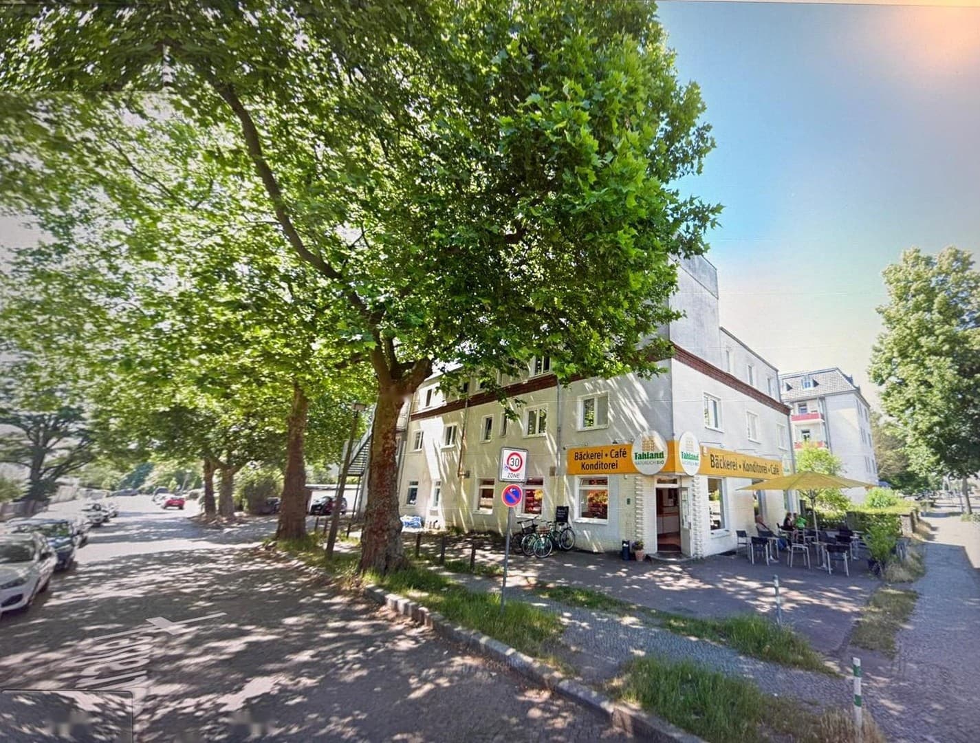 MFH 12 Wohnungen + großer Bauplatz von Privat